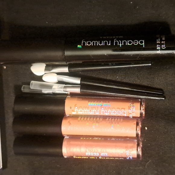 Makeup bundle. Beauty runway makeup bundle - Picture 4 of 4